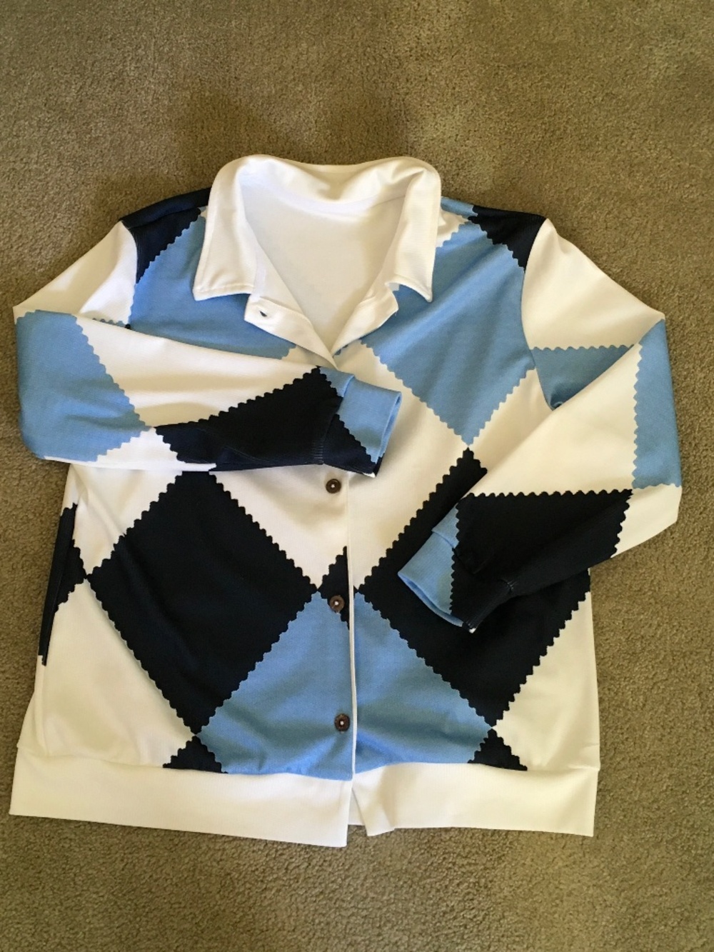 Size M poly knit cardigan button-up argyle sweater